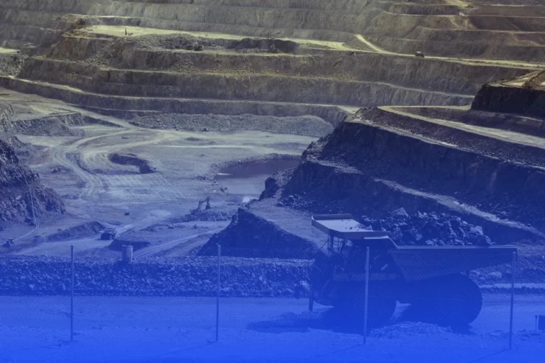 dumptruck-driving-in-quarry